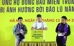 HLV Harry Kewell cùng Văn Quyết, Hùng Dũng quyên góp hỗ trợ đồng bào vùng lũ