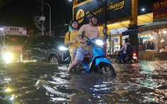 Triều cường đạt đỉnh tối nay 5.12: Nhiều tuyến đường khu nam TP.HCM ngập như sông