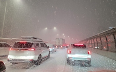 Tuyết rơi dày ở Seoul, chính quyền phải ban bố cảnh báo khẩn