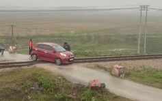 Ô tô bị kẹt trên đường ray buộc đoàn tàu phải dừng khẩn cấp
