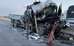 Phá cabin, cứu 5 người mắc kẹt sau tai nạn nghiêm trọng trên cao tốc