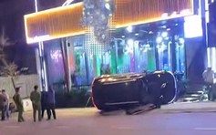 Xe ô tô lao lên vỉa hè làm 3 người bị thương