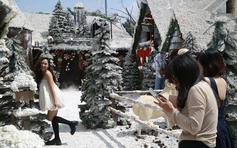 'Mang... tuyết' đến TP.HCM mùa Giáng sinh, quán cà phê đông nghịt khách check-in