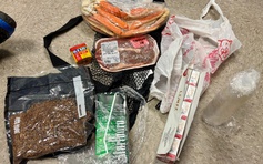 Bắt được UAV thả thịt bò, chân cua hoàng đế cho tù nhân ăn Giáng sinh