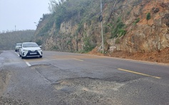 Sau mưa lũ, QL1D đầy ổ gà, ổ voi