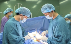 Phẫu thuật lấy ra búi tóc nặng nửa ký trong dạ dày bệnh nhi