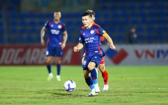 Lại chuyện mặt sân cỏ bị chê ở V-League