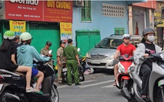 TP.HCM: Ô tô 7 chỗ lao lên vỉa hè nghi do tài xế đột quỵ