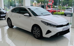 Sedan hạng C dưới 900 triệu: KIA K3 bám sát Mazda3, Toyota Corolla Altis bán ít nhất