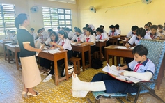 Lan tỏa trên mạng xã hội: Cha mẹ bế con bó bột cả chân tay đi học