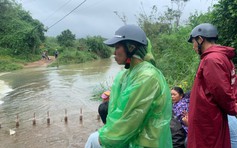 Chồng mất do lũ cuốn, vợ bệnh không biết làm gì để nuôi con