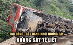 Cận cảnh hiện trường tàu hàng trật bánh khỏi đường ray khiến đường sắt tê liệt