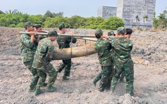 Phát hiện bom, đạn pháo trong lúc đào ao chứa nước