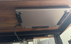 Kẹp MacBook dưới gầm bàn có thể gây hỏng máy