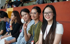 Khán đài đầy sắc màu