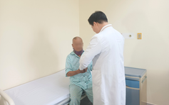 Ngã xe máy xuống ruộng, cụ ông 82 tuổi bị gãy cột sống cổ