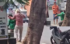 Xử lý 2 tài xế xe ôm đánh nhau loạn xạ trên đường ở Hóc Môn