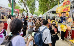 Vì sao người dân đông nghẹt ở lễ hội bánh mì?