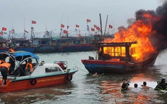 Biên phòng, lính cứu hỏa Quảng Bình lội nước dập lửa cho tàu cá cháy giữa trưa