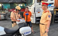 Lái xe container sử dụng điện thoại, hàng loạt tài xế bị CSGT TP.HCM xử phạt