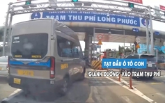 Phẫn nộ xe khách tạt đầu ô tô con, 'giành đường' vào trạm thu phí