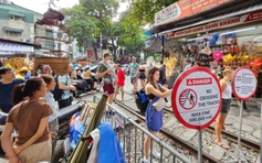 Hà Nội tiếp tục cấm đưa khách đến phố cà phê đường tàu