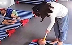 Xách ngược trẻ đánh đập dã man: Thêm 1 cháu bé bị nhét cây nhựa vào miệng