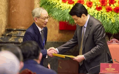 Nhà giáo Nguyễn Xuân Khang tặng Chủ tịch nước Lương Cường 'bức ảnh đặc biệt'