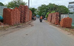 Vật liệu xây dựng chất cao bên đường, nguy hiểm