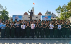 Đoàn đại biểu Bộ Quốc phòng và TP.HCM dâng hương Chủ tịch Hồ Chí Minh