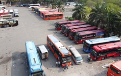 Xe khách chạy loạn xạ ở TP.HCM