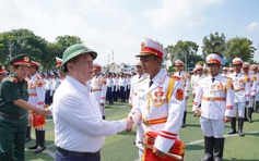 Ông Nguyễn Trọng Nghĩa thăm, động viên các khối diễu binh 30.4 tại TP.HCM