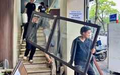 Hối hả chuyển đồ khỏi 'hàm cá mập' trước ngày phá dỡ