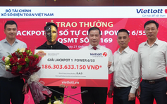 Dò vé số lúc bán hàng, chàng trai gen Z ở Bình Dương trúng Vietlott 186 tỉ đồng