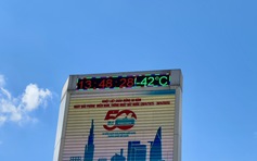 Người dân TP.HCM quay cuồng trong nắng nóng