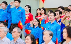 Hòa bình đẹp lắm!: Lễ chào cờ đặc biệt