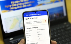 Cha mẹ theo dõi việc học của con qua app Công dân số TP.HCM