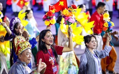 Hoa hậu H'Hen Niê, Tiến Luật rực rỡ diễu binh, diễu hành 30.4 ở TP.HCM