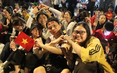 Người trẻ về TP.HCM từ khuya để xem tổng duyệt diễu binh, diễu hành