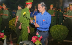 Xúc động lễ thắp nến tri ân các anh hùng liệt sĩ