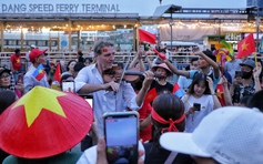 Khách Tây 'hòa' vào dòng người ở bến Bạch Đằng tối nay: 'Không khí thật tuyệt vời!'