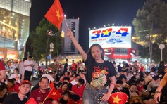 Ngày trước lễ diễu binh 30.4, trung tâm TP.HCM kín người: Háo hức hướng về ngày hội lớn