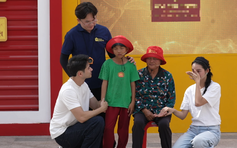 Đại Nghĩa, Tuấn Ngọc xót xa bà cụ 70 tuổi bán vé số nuôi cháu mồ côi