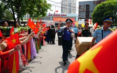 Cờ đỏ sao vàng chào đón đoàn diễu binh vào đến sân ga Biên Hòa