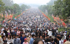 Dòng người đông nghịt đổ về Đền Hùng trước ngày giỗ Tổ