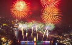 Pháo hoa rực sáng đêm trước giỗ Tổ Hùng Vương