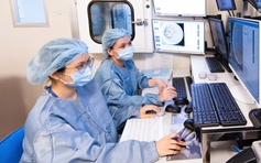 Thủ tướng: Khẩn trương đề xuất nâng mức phụ cấp với nhân viên y tế