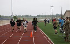 Mang áo chống bom 30 kg phá kỷ lục chạy