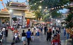 Người dân TP.HCM đi chùa mừng lễ Phật đản, thấy lòng bình an, hướng thiện