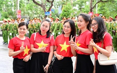 Biển người đội mưa theo dõi diễu hành mừng 70 năm giải phóng Hải Phòng